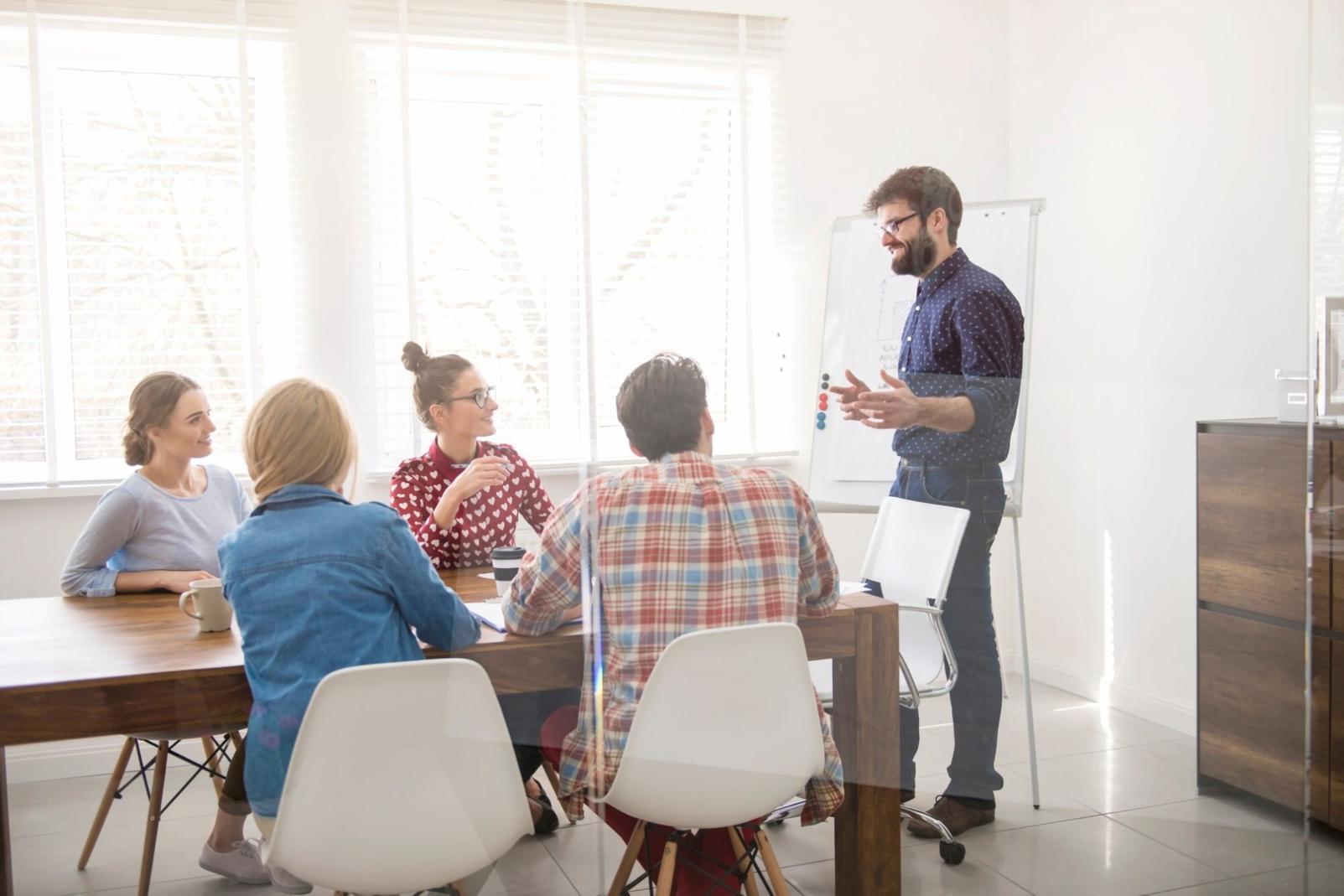 Estudiantes trabajando en ejercicios de presupuesto